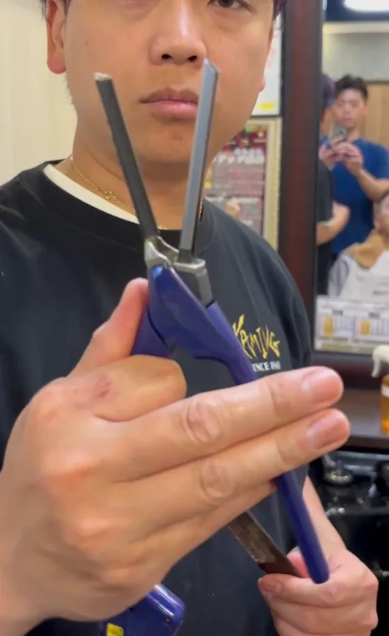 青い柄の角6ミリアイロンの実物