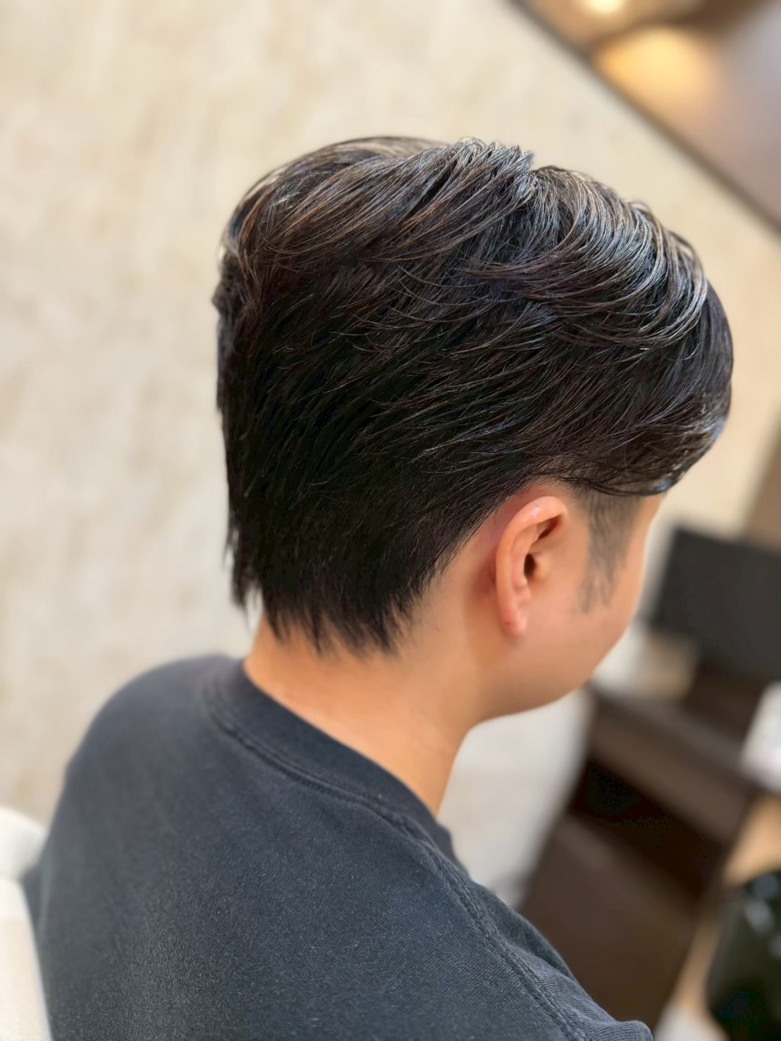 斜め後ろから見た、耳まわりと襟足を短くまとめた髪型